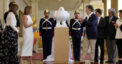 Botero donó escultura en apoyo al proceso de paz Botero donó escultura en apoyo al proceso de paz