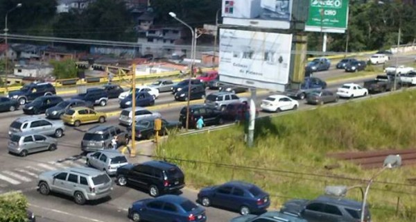 Pobladores del estado venezolano de Táchira bloquearon este martes vías en protesta por la falta de gasolina, habitual en esa región fronteriza con Colombia pero que se agravó en los últimos días. Cansados de hacer colas de hasta ocho horas para cargar combustible, decenas de conductores atravesaron sus vehículos en las calles de San Cristóbal (capital de Táchira), donde también hubo trancas por la escasez de gas, observó un equipo de la AFP. “Estamos aquí en una protesta pacífica porque tenemos desde el sábado en la noche haciendo cola para el combustible. No tenemos cómo movernos a las casas”, dijo a la AFP Elis Martínez. Algunos sectores de la ciudad colapsaron por los cientos de vehículos aparcados en fila en las avenidas a la espera de que llegara gasolina, o por los bloqueos. “En el viaducto y en Barrio Obrero todo está colapsado, la gente atraviesa sus carros para protestar y otros sus bombonas de gas, porque tampoco se consigue”, señaló a la AFP Alexander Santander, de 35 años, dueño de una panadería. Janet Valera, de 54 años, trancó junto con otros vecinos un estratégico viaducto de San Cristóbal. “Tenemos más de dos meses sin gas. Nos cansamos y decidimos trancar y al menos mandaron un camión para acá. Esto es una humillación, lo que provoca es irse de aquí. Espero irme con mis hijos, que ya se fueron del país”, dijo la mujer a la AFP. Santander comentó que por su trabajo solo puede colocar gasolina los sábados, porque demora al menos ocho horas. “Hay personas que tienen dos días esperando y solo les dicen que no hay”, indicó. En Táchira la escasez de gasolina es una constante, pero el problema tiende a complicarse, según sus habitantes. El gobierno atribuye el desabastecimiento al contrabando hacia Colombia.