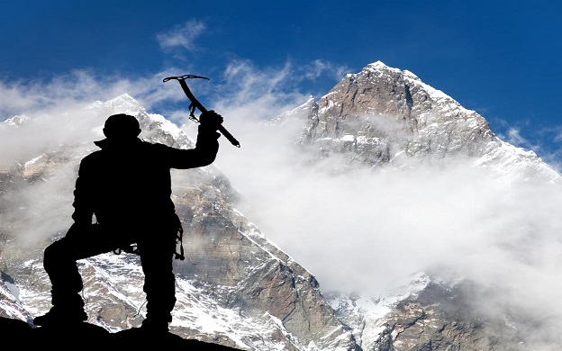 Prohíben subir al Everest a personas no aptas