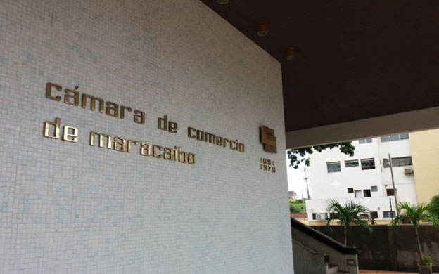 Este jueves en la página web de la Cámara de Comercio de Maracaibo fue publicado un comunicado sobre los cortes eléctricos que se han registrado en el Zulia, durante las festividades de Navidad. El gremio asegura que la falta de inversión en el servicio eléctrico y el mantenimiento son unos de los factores a los que se le puede atribuir la falla en la electricidad estos últimos días. "Los zulianos vivimos con gran estupor la noche de navidad a oscuras, luego que la falta de inversión y mantenimiento (y el hurto de materiales eléctricos según la versión oficial, aún estando militarizadas las instalaciones del sistema eléctrico nacional), ocasionaran un apagón en la región este domingo 24 de diciembre. Esta falla eléctrica, lejos de ser un hecho aislado, constituye otro reflejo más de la realidad que vive el país: la infraestructura eléctrica, tanto la generación como la distribución, están al borde del colapso", indica el comunicado.