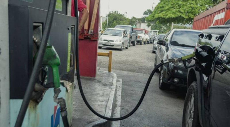 Largas colas por gasolina se registraron en al menos ocho estados del país