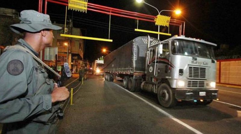 Colombia autorizó el envío de unas 50 toneladas de pernil de cerdo a Venezuela, luego de las protestas que se registraron en ese país por la falta de esta comida típica en Navidad, según informaron este sábado las autoridades. Los dos primeros camiones llegaron a Venezuela la noche del viernes y entre ambos sumaron unas 50 toneladas de comida de origen colombiano, explicó a la AFP una fuente reservada de la Dirección de Impuestos y Aduanas Nacionales de Colombia (DIAN). Este sábado "hay otros dos (camiones) listos (para partir), pero no han terminado los trámites", agregó, sin precisar el número de perniles de este cargamento. (Lea también: Comenzó a llegar pernil colombiano a Venezuela) El Ministerio de Transporte explicó que se concedió "un permiso especial" a una empresa con el objetivo "de que se transporten los (...) perniles de cerdo a la ciudad de Barinas". El presidente Nicolás Maduro aseguró que la falta de este alimento se debió a un "sabotaje internacional" y apuntó directamente a Portugal, desde cuyo gobierno se argumentó la no exportación del producto cárnico.