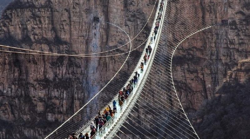 Puente suspendido de Cristal fue inaugurado en Navidad al norte de China