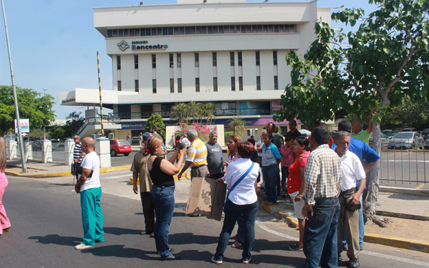 Pensionados cierran avenida Delicias por escasez de efectivo