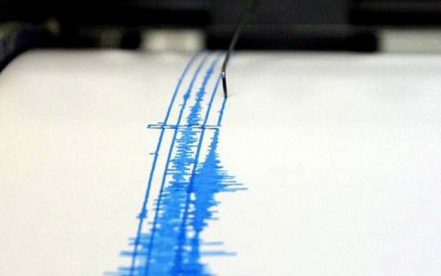 Un sismo de magnitud 5,5 en la escala de Richter sacudió este martes 30 de enero a la costa sur de Perú sin que hasta ahora se reporten daños personales ni materiales, informó el Instituto Geofísico del Perú (IGP). El temblor se registró a las 09.23 hora local (14.23 GMT) y su epicentro se localizó en el océano Pacífico, a 58 kilómetros al suroeste del municipio de Yauca, situado en la sureña región de Arequipa. El movimiento telúrico se originó a una profundidad de 48 kilómetros bajo la superficie marina y fue percibido con una intensidad entre moderada y fuerte por los habitantes de Yauca. Perú se ubica en la zona denominada Cinturón de Fuego del Pacífico, donde se registra aproximadamente el 85 % de la actividad sísmica mundial.