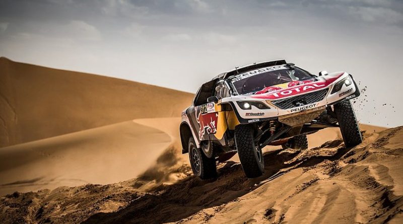 Este sábado 6 de enero se dará inicio al Rally Dakar 2018, prueba que vuelve e iniciará en el Perú. Tendrá cinco días sobre el desierto peruano, luego otras cinco jornadas a más de 3.000 metros de altitud y culminará con cinco etapas más por la variada y complicada orografía del noroeste de Argentina, sin opción para confiarse un solo instante. A excepción del día de descanso previsto en La Paz, la carrera apenas dará respiro a los participantes en sus catorce etapas, pues desde el primer día se adentrará en el desierto peruano, cuyas dunas de arena fina y blanda serán las primeras trampas a sortear por los pilotos. (Lea también: James Rodríguez descarta regresar al Real Madrid tras probar la Bundesliga) Etapas del Rally Dakar 2018 6 de enero | Etapa 1: Lima - Pisco 7 de enero | Etapa 2: Pisco - Pisco 8 de enero | Etapa 3: Pisco - San Juan de Marcona 9 de enero | Etapa 4: San Juan de Marcona - San Juan de Marcona 10 de enero | Etapa 5: San Juan de Marcona - Arequipa ​11 de enero | Etapa 6: Arequipa - La Paz 12 de enero | Jornada de descanso. La Paz 13 de enero | Etapa 7: La Paz - Uyuni 14 de enero | Etapa 8: Uyuni - Tupiza 15 de enero - Etapa 9: Tupiza - Salta 16 de enero | Etapa 10: Salta - Belén 17 de enero | Etapa 11: Belén - Chilecito 18 de enero | Etapa 12: Chilecito - San Juan 19 de enero | Etapa 13: San Juan - Córdoba 20 de enero | Etapa 14: Córdoba - Córdoba