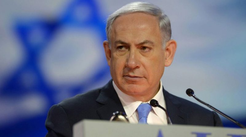 El primer ministro israelí, Benjamin Netanyahu, declaró el miércoles que Estados Unidos podría trasladar su embajada de Tel Aviv a Jerusalén dentro de un año, mucho antes de lo previsto, según medios locales. "La embajada será trasladada a Jerusalén antes de lo que piensan, seguramente dentro de un año", dijo Netanyahu a los periodistas que lo acompañan en su viaje a India, informaron múltiples medios israelíes. El secretario de Estado norteamericano, Rex Tillerson, había declarado en diciembre que el traslado no se haría efectivo probablemente antes de dos años. El presidente Donald Trump reconoció el 6 de diciembre a Jerusalén como capital de Israel y anunció, sin precisar fechas, el cambio de la embajada de Tel Aviv a Jerusalén. Este anuncio fue denunciado por los palestinos y muy criticado por gran parte de la comunidad internacional. Desencadenó además enfrentamientos en la región, en los que 17 palestinos, el último este lunes, y un israelí murieron.