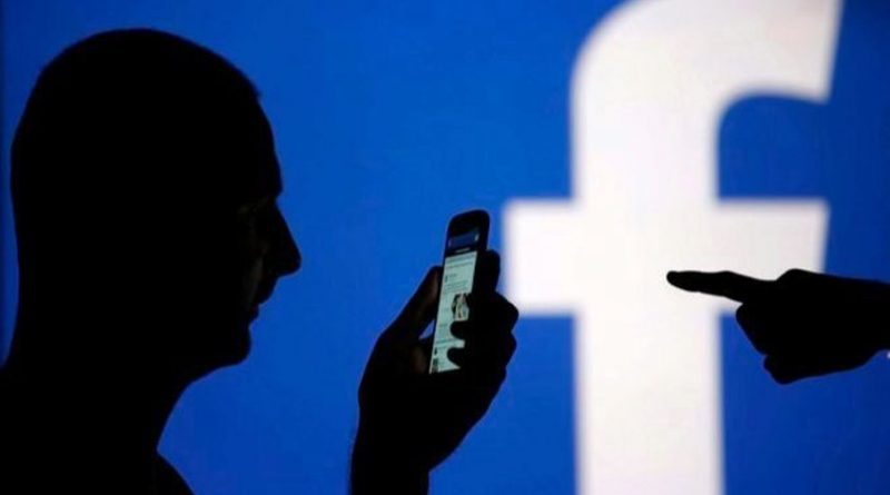 No es tu teléfono, es la aplicación. Diversos usuarios han denunciado que Facebook Messenger no funciona de forma correcta en sus iPhone impidiendo que puedan escribir mensajes, según informa el sitio "TechCrunch". El error dentro de la aplicación de mensajería congela el teclado virtual. Algunos usuarios de iOS notificaron que esto sucede después de escribir tan solo un par de palabras en una burbuja de conversación de la app. Mientras que Facebook Messenger permanece congelado, otras aplicaciones funcionan con normalidad. "TechCrunch" explica que esto no es más que evidencia de que el problema va más allá que la molestia de no poder sostener una conversación. Según el editor del citado medio, Josh Constine, el cerrar y volver abrir la aplicación no soluciona el problema. Tampoco encontraron un final satisfactorio las personas que eliminaron y volvieron a instalar la aplicación. Facebook confirmó que está investigando el problema, pero que por el momento desconoce el origen y el por qué del inconveniente. Aunque se supo que el mismo no está presente en todos los iPhone, pero al parecer sí en un gran sector.