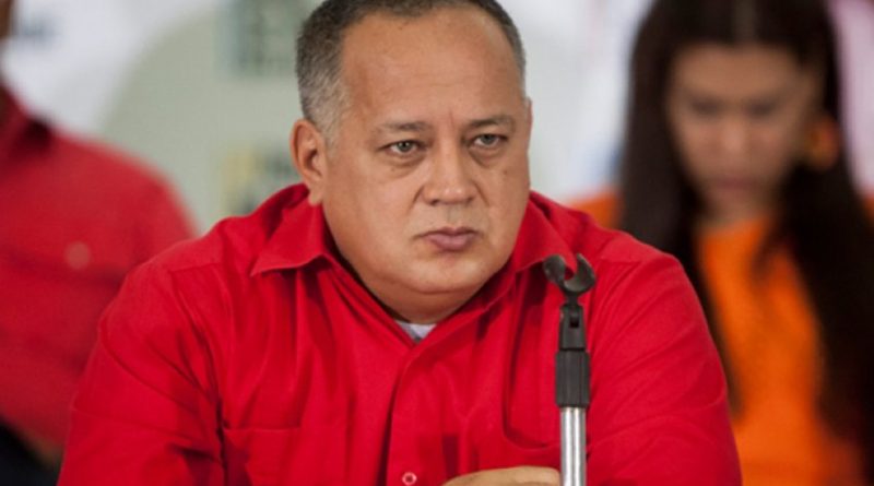 El primer vicepresidente del Partido Socialista Unido de Venezuela (Psuv), Diosdado Cabello, refirió este lunes que la participación de sectores de la oposición venezolana para los próximos comicios presidenciales responde a las órdenes de agentes extranjeros. "La participación de la oposición en las elecciones, lo más seguro es ¿quién sabe? Porque ellos no se gobiernan, ellos pueden decir que van a hacer primarias, consenso, que van a participar; pero ellos dependen de una llamada telefónica" indicó. (Lea también: MEP respaldará candidatura del Presidente Maduro para su reelección en los comicios) Precisó que la instrucción que puedan recibir los sectores de la oposición responde a lo que ocurra en la mesa de diálogo que se desarrolla en República Dominicana con el Gobierno Nacional. "Tenemos cifradas esperanzas de que la derecha venezolana entienda que se ha ido por un gran barranco por los errores cometidos durante el 2017", subrayó. En otro orden de ideas, condenó las sanciones impuestas por el gobierno de Estados Unidos y la Unión Europea contra funcionarios de Venezuela. “Ellos desconocen la realidad venezolana", acotó. Cabello también denunció que los gobiernos de Argentina y Colombia atacan al país en cumplimiento de "órdenes del Imperialismo, para sabotear las elecciones presidenciales de este año".