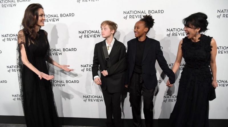 Angelina Jolie asiste a National Board of Review of Motion Pictures con sus hijas