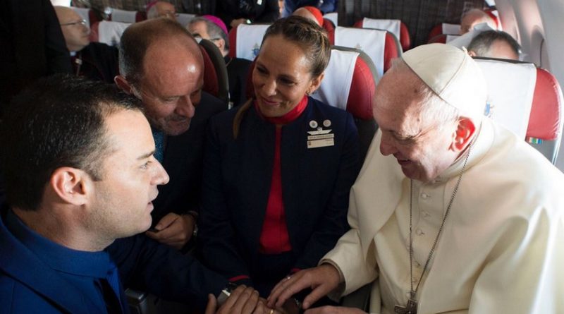 Francisco celebra el primer matrimonio a bordo del avión papal