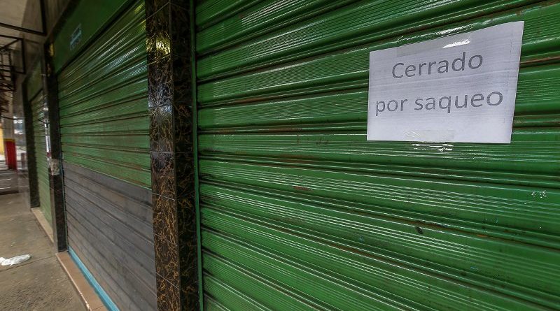 En los últimos días Ciudad Guayana ha enfrentado una ola de saqueo, generando que la tensión se mantenga entre los comerciantes de las zonas que han sido vulnerables, a pesar del patrullaje de la Guardia Nacional Bolivariana (GNB), quienes han decidido mantener sus negocios cerrados. Una publicación realizada por Correo del Caorní, detalla que uno de estos locales es la panadería Hidalgo, a la altura de la redoma de Otilio en San Félix. Su santamaría tiene un aviso muy claro: “Cerrado por saqueo”. Otros comercios, incluyendo en Puerto Ordaz, también han tomado sus previsiones: atender a los clientes con santamaría a medio abrir y permitir el ingreso por pequeños grupos; otros locales de comida, por ejemplo, descartaron esta vez colocar mesas y sillas para sus clientes, a las afueras del establecimiento. Señala que la noche del martes los conatos de saqueos iniciaron en la panadería Picasso del Centro Comercial Costa Atlántica en Puerto Ordaz. La situación fue prontamente controlada, pero de inmediato se registraron los intentos de saqueos en otros establecimientos de la ciudad, entre ellos el abasto San José, ubicado en el sector La Gallina en San Félix. Lea también: Continuaron los disturbios y saqueos en Ciudad Guayana (+fotos) Su dueño, de origen portugués, prefirió no declarar, no sin notarse visiblemente afectado por la situación. Llegó a Venezuela en la década del 80, su voz se quebró al preguntársele por la conflictividad que hoy vive el país. A su juicio, más que hambre, lo ocurrido a su negocio fue por delincuencia. Del establecimiento sustrajeron productos como refrescos, harinas, pañales, entre otros artículos, luego que un grupo de personas violentara parte de sus rejas.