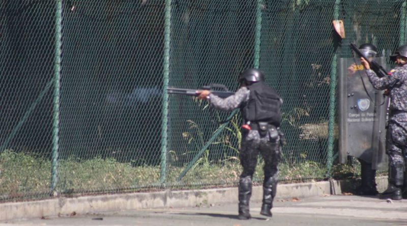 Funcionarios de in-seguridad del estado hirieron al menos a cuatro estudiantes que se encontraban protestando pacifícamente en la plaza Las Tres Gracias. Según reportan, los manifestantes fueron heridos por un perdigón. Los heridos han sido trasladados por los estudiantes que conforman La Cruz Roja a un centro asistencial. Sin embargo se desconoce el estado de salud de estas personas. Según el reportero de VPI Tv, Manuel Fajardo, la Policía Nacional Bolivariana efectuó disparos de perdigón y lanzan bombas lacrimógenas en contra de los ciudadanos que se encontraban cercanos al piquete del ente policial. Foto: Juan Peraza / La Patilla Foto: Juan Peraza / La Patilla Los hechos iniciaron alrededor de las 12 del mediodía, aproximadamente media hora después de la finalización del acto para conmemorar a los caídos. Fajardo también informó que siendo las 2:30 de la tarde, se vive una tensa calma en los alrededores de la UCV y la en la plaza Las Tres Gracias. Asimismo, añadió que “hasta el momento no se reportan ciudadanos afectados por los gases lacrimógenos”, los que están siendo disparados por los funcionarios de in-seguridad del régimen de Maduro. “Sal a la calle Venezuela, deja la cobardía, igualmente se van a morir porque nos están matando de hambre ¡Ya basta!”, aseguró uno de los manifestantes ante la cámara de VPI Tv Para ver esta manifestación en vivo haga clic aquí.