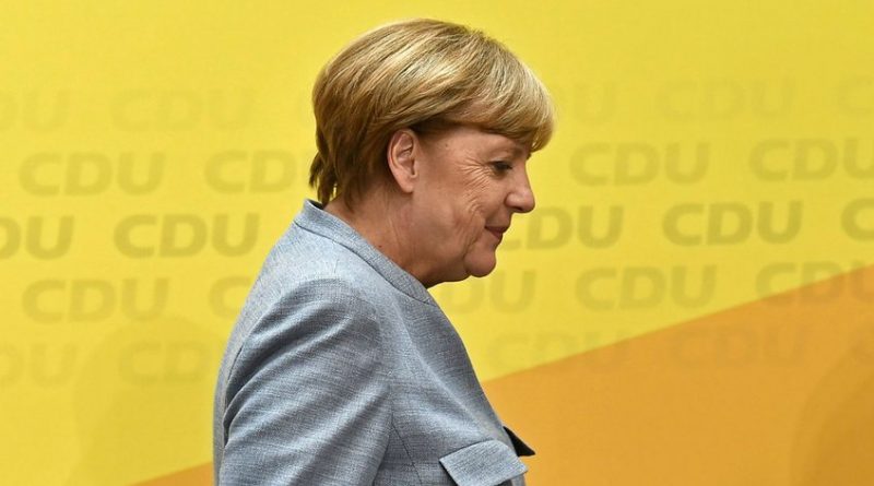 Angela Merkel se declaró "optimista" este domingo sobre la posibilidad de poder formar un gobierno en Alemania y sacar al país del bloqueo político, al inicio de cinco días de negociaciones con los socialdemócratas. "Llego a unas conversaciones que se abren con optimismo, aunque sea consciente del enorme trabajo que nos espera", declaró la canciller conservadora en Berlín. Las elecciones legislativas de septiembre, marcadas por un auge de la extrema derecha y un retroceso de los grandes partidos, no arrojaron ninguna mayoría clara en la cámara de los diputados. (Lea también: Premier de Curazao y cónsul de Venezuela se reunieron para discutir situación binacional) La canciller y su bando, demócratacristiano, trataron en un primer momento de formar gobierno con los liberales y los ecologistas, pero no alcanzaron ningún acuerdo.