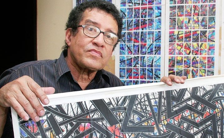 Uno de los máximos exponentes del arte contemporáneo venezolano, Francisco Bellorín, falleció este jueves 18 de enero en Maracaibo a sus 77 años de edad. Tenía 53 años residenciado en Maracaibo, ciudad donde desarrolló su vena creativa y donde formó a nuevas generaciones de artistas. Libraba una lucha contra el cáncer. "Fue un maestro en todo el sentido de la palabra, un hombre que pudiendo haberse radicado en París, en Río de Janeiro, o en cualquier ciudad que hubiera querido por su prestigio, decidió quedarse en Maracaibo con lo cual deja una gran lección a quienes le conocimos. Siempre estuvo atento a enseñar, fue culto en todo el sentido de la expresión. El "negro Bellorín" nos dejó su obra cromática en aquelos pájaros que muchos vimos entre los años 70 y 80 el parque La Marina, pero esta obra fue robada y desmembrada hace varios años. Su trabajo en el edificio Villaluz en Bella Vista es de él. En museos y exposiciones disfrutamos de su integralidad como artista. Era un oriental que amaba profundamente el Lago, esta ciudad", expresó el periodista Alexis Blanco. De su biografía publicada tenemos que nació en Caripito, estado Monagas, en 1941. Estudió en la Escuela de Artes Plásticas Cristóbal Rojas de Caracas, entre 1957 y 1960. Se trasladó a Europa en los años sesenta, y de nuevo en los setenta, para continuar sus estudios, especialmente en la disciplina del grabado: Academia Superior de Bellas Artes de París, 1961; Real Academia de Bellas Artes de Bruselas, 1964; Centro Contemporáneo del Grabado, Ginebra, 1972; Universidad de Varsovia, 1973. Residió en Roma y Madrid, 1962-1963, y en Ciudad de México, 1973. Desde 1965, vive y trabaja en Maracaibo, estado Zulia, donde ha ejercido la docencia artística en la Facultad de Humanidades de la Universidad del Zulia; en esta ciudad ha realizado labor pionera en las artes gráficas y el diseño. La pintura de Bellorín se ha caracterizado por su tendencia a la estilización de la forma figurativa en provecho de una composición donde el color sensual se asocia en dinámicas estructuras rítmicas. Principales exposiciones: Museo de Arte Moderno de Bogotá, 1968; Confrontación 71, Ateneo de Caracas, 1971; GAN, 1980; Galería 5, 1988 y 1989; Galería Leo Blasini, 1994. Recompensas: primer premio del Salón de Jóvenes Pintores, Maracay, estado Aragua, 1960; primer premio de la Real Academia de Bellas Artes, Bruselas, 1965; primer premio (compartido con Francisco Hung), Salón Julio T. Arze, Barquisimeto, estado Lara, 1969; premios Antonio Edmundo Monsanto, 1970 y Andrés Pérez Mujica, 1971, en el Salón Arturo Michelena, Valencia, estado Carabobo; primer premio del Salón de Occidente, Mérida, estado Mérida, 1980-1982. 15 ¿Te gustó la nota? 12 0 por Taboola Enlaces Patrocinados