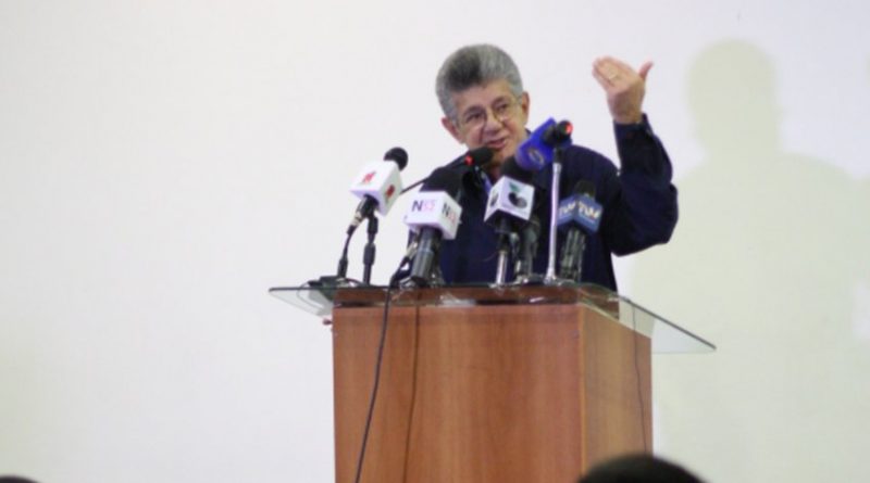 El secretario general de Acción Democrática (AD) Henry Ramos Allup, anunció durante una rueda prensa realizada en Valencia, estado Carabobo, que ya la Mesa de la Unidad Democrática está montando el operativo para hacer las elecciones primarias y que aspira contarse. Indicó que el próximo 24 de enero se va a reiterar el anuncio de la realización de las primarias para las elecciones presidenciales. “En seis semanas podrían realizarse esas primarias, lo que no se va a producir es ningún mecanismo secreto y mágico de escogencia de candidato presidencial con un método distinto a las primarias”, manifestó el dirigente político. En este proceso, según Allup, “no habrá privilegiados, todos pueden contarse”. Lea también: Felipe Mujica: La oposición debe tener un candidato unitario para las presidenciales También adelantó que ya hay tres nombres, que no pertenecen a organizaciones políticas, que han manifestado interés en participar. “No soy partidario de escoger candidato en cogollo, para definir un bautizado, todos los que aspiremos debemos contarnos y que sea la gente la que decida. Todos los que estén en el Registro Electoral Permanente pueden participar”, señaló. Escepticismo y desesperanza Reconoció que debido a los resultados de los últimos procesos electorales, la gente está escéptica. También hay decaimiento y desesperanza, a lo que se suma la situación económica que calificó de “demencial”. No obstante, expresó que como dirigentes (opositores) seguirán en la lucha. “La única forma de cambiar la situación actual es con votos”, agregó. Diálogo solicitado por la comunidad internacional Con respecto al diálogo que mantiene la oposición con representantes del Gobierno en República Dominicana, Ramos Allup aseguró que esos encuentros se dieron por solicitud de la comunidad internacional. Recalcó que en la mesa están presentes cancilleres de cinco naciones y el presidente del país anfitrión. La aclaratoria la hizo ante críticas que han hecho algunos actores, en contra de estas conversaciones.