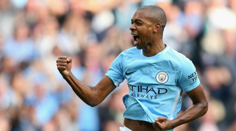 El Manchester City ha anunciado este viernes la renovación por dos temporadas más, hasta junio de 2020, del centrocampista brasileño Fernandinho. Después de varios meses de negociaciones, Fernandinho, que terminaba contrato a final de la presente campaña, ha firmado la ampliación apenas dos días después de que otro pilar el equipo, el defensa argentino Nicolás Otamendi, también comprometiera su futuro con el conjunto entrenado por Pep Guardiola. "Este es un club con un futuro maravilloso y quiero ser parte de él el mayor tiempo posible. Con Pep al mando, estoy convencido de que vamos a ganar títulos y, lo más importante, hacer un fútbol atractivo y de ataque", señaló el mediocampista. "Es un auténtico placer formar parte de este club y estoy deseando ver qué conseguimos en los próximos años", prosiguió. Fernandinho, de 32 años, a quien Guardiola recientemente describió como "uno de los tres mejores centrocampistas defensivos del mundo", llegó al City procedente del Shakhtar Donetsk en verano de 2013 por 30 millones de libras. "Estamos encantados de que 'Ferna' haya firmado un nuevo contrato. Es un veterano en la plantilla con un profesionalismo y una ética de trabajo impecables. Ha rendido a un nivel impresionante esta temporada y estamos felices de que vaya a seguir con nosotros dos años más", comentó el español Txiki Begiristain, director deportivo del conjunto inglés. En sus cuatro temporadas y media en el Etihad Stadium, Fernandinho ha ganado una Premier League y una Copa de la Liga, y en total ha disputado 212 encuentros con la camiseta de los 'Citizens', en los que ha anotado 19 goles.