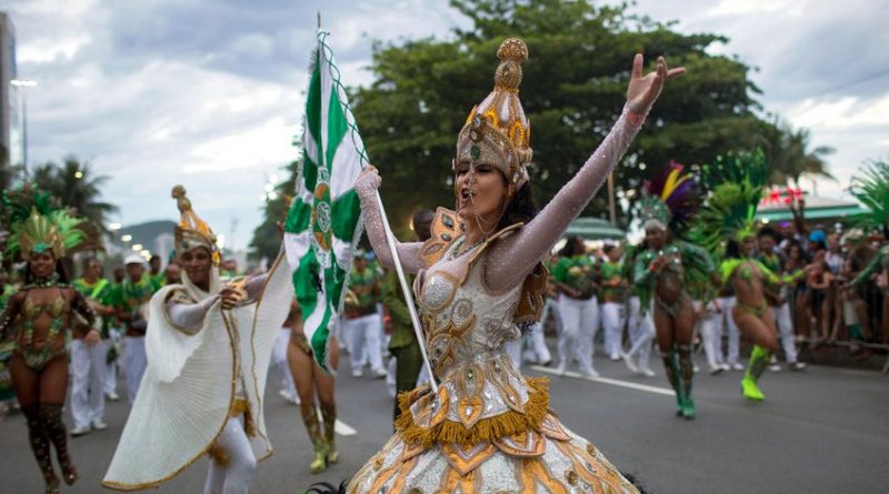 Carnaval de Río de Janeiro calienta motores con gran desfile en Copacabana