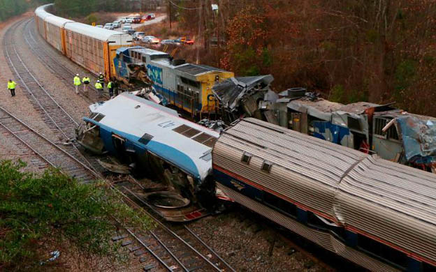 Un choque entre un tren de pasajeros y uno de carga dejó esta madrugada al menos dos muertos y 70 heridos en Carolina del Sur (este de Estados Unidos), informaron este domingo 4 de febrero las autoridades locales. El portavoz del condado de Lexington, Harrison Cahill, señaló que la colisión ocurrió a las 2.45 de la madrugada (7.45 GMT). Cahill dijo que los dos fallecidos viajaban a bordo del tren de pasajeros, y afirmó que las heridas eran de diversa consideración, desde rasguños a huesos rotos. El tren de la compañía Amtrak había partido de Nueva York y tenía como destino Miami. El accidente tuvo lugar en Cayce, cerca de Columbia, la capital del Carolina del Sur. Tanto la locomotora como alguno de los vagones del tren de pasajeros descarrilaron como consecuencia del choque, confirmó Amtrak en un comunicado. Se trata del segundo accidente ferroviario de gravedad en la semana, después de que el jueves otro tren que llevaba a congresistas republicanos al retiro invernal del partido en Virginia Occidental colisionase con un camión y dejase un muerto y dos heridos graves.