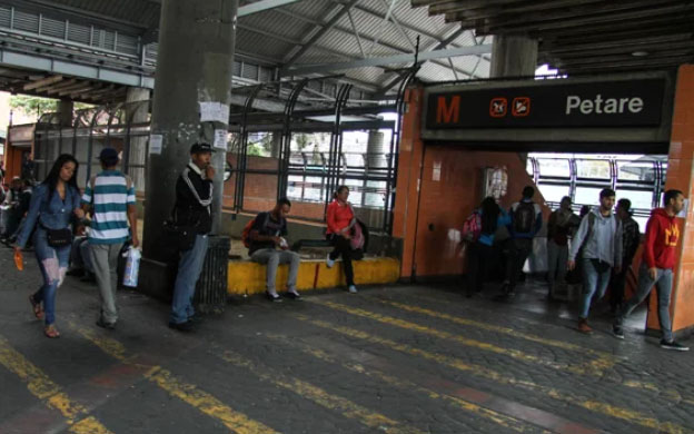 Lanzan otra bomba lacrimógena en el Metro de Caracas