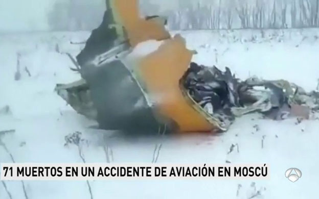 Avión con 71 pasajeros se estrella a las afueras de Moscú