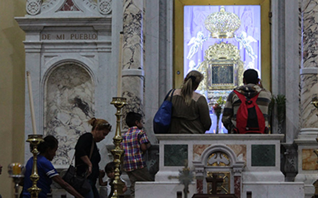 Feligreses ven esperanza en el destello de luz con silueta de la Virgen