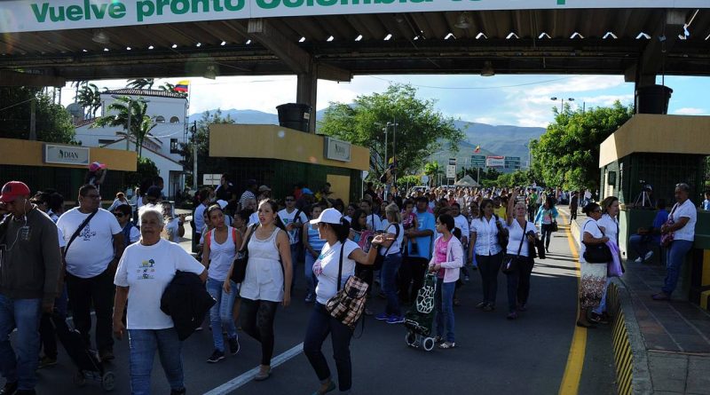 El presidente colombiano, Juan Manuel Santos, llegó este jueves a Cúcuta para atender la situación de venezolanos que entran masivamente a este país debido a la crisis que, en todos los ámbitos, afecta a Venezuela. Conjuntamente con la Organización de las Naciones Unidas (ONU), el gobierno colombiano aseguró que habilitará centros para atender a los migrantes. Con esta medida se podrían albergar a 2.000 personas, afirmó el presidente del país vecino. Se creó el Grupo Especial Migratorio (GEM) que comenzará hoy a trabajar y "reforzará aún más el control y la seguridad en la frontera". Su labor será la de prevenir "alteraciones del orden público donde haya migrantes involucrados", así como orientarles, controlar la prostitución y el contrabando, entre otros. Santos pidió “tolerancia y paciencia” en torno a este asunto migratorio crítico por parte de Venezuela. Anunció que se invertirán 1.000 millones para impulsar la generación de empleos en Cúcuta, especialmente en empresas de confección. El mandatario anunció una nueva plataforma de identificación para los venezolanos en el país que se podrá diligenciar en las oficinas de la Personería y la Defensoría del Pueblo en todo el territorio nacional. El jefe de Estado de colombiano además ordenó detener los registros para solicitar la Tarjeta de Movilidad Fronteriza (TMF), que empezó a funcionar desde mayo de 2017 para controlar el movimiento de los venezolanos en los corredores fronterizos. A partir de este momento, los extranjeros que desean ingresar al territorio nacional deberán presentar el pasaporte vigente o la TMF expedida por Migración Colombia. Santos aprovechó la ocasión para reiterarle al presidente Nicolás Maduro la necesidad de la apertura del canal humanitario para atender la crisis en salud y alimentación. Según Migración de Colombia, en el país se calcula la presencia de unos 600.000 ciudadanos venezolanos. Con información de agencias