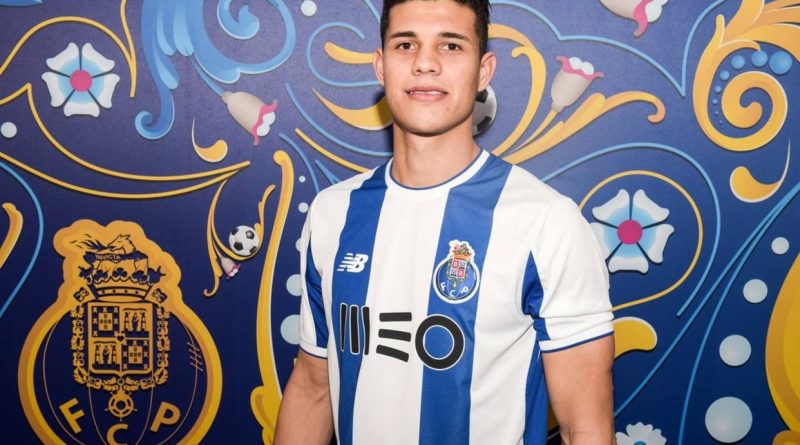 El central venezolano Yordan Osorio jugará cedido en el FC Porto después de que el club portugués alcanzó un acuerdo con el Tondela, también de la primera división lusa. Según lo reseñado por El Nacional, en un comunicado, el Oporto detalló este jueves que tiene una opción de compra sobre el jugador cuando acabe el periodo de cesión, a finales de esta temporada. “Estoy muy contento por llegar a este grandísimo club. Para mí es una felicidad muy grande, ya que todos sabemos que es el mejor equipo portugués en la actualidad“, señaló el jugador en declaraciones divulgadas por su nuevo club. Lee también: Magic superó con autoridad a los Lakers Osorio, de 23 años de edad, se formó en el Zamora (Barinas) y fichó por el Tondela en 2016, aunque no se ha ganado la titularidad y en temporada y media sólo ha participado en un total de 26 partidos en todas las competiciones. El central ha sido, además, dos veces internacional con la selección de Venezuela.