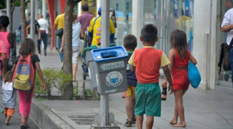 Indígenas venezolanos deambulan por las calles de Cúcuta