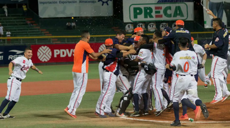 Con el lanzador estadounidense Daryl Thompson al frente, Caribes de Anzoátegui enfrentará este viernes a la escuadra cubana Alazanes de Granma, en el inicio de la Serie del Caribe de Guadalajara, México, torneo que buscará ganar por primera vez en su historia. El conjunto oriental, tres veces campeón en la pelota local, afrontará la justa con un plantel que sufrió pocas modificaciones salvo las incorporaciones de los lanzadores Ricardo Gómez, César Jiménez, Néstor Molina y Felipe Paulino. (Lea también: Deyna Castellanos retorna a EEUU luego de sufrir lesión muscular) Caribes buscará incluirse en la lista selecta de los equipos venezolanos que han ganado la Serie del Caribe: Navegantes del Magallanes, Leones del Caracas y Águilas del Zulia, en dos ocasiones cada uno; y Tigres de Aragua, con una corona. Pese a las dudas por la asistencia de algunos peloteros, la 'tribu' contará con el núcleo de su alineación: Alexi Amarista, Tomás Telis, Willians Astudillo, Luis Sardiñas y Balbino Fuenmayor.