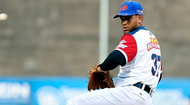 Los Tiburones de La Guaira cambiaron al lanzador Henderson Álvarez y José Gómez al conjunto de los Navegantes del Magallanes, a su vez, recibieron al veterano Juan Apodaca y al prospecto Samir Dueñez. La noticia fue dada a conocer el viernes por el Gerente General del equipo Luis Blasini, quien ejecutó su primer movimiento como mandamás del área deportiva escuala. “Esperemos que estos dos jugadores nos den mucha solidez. Apodaca puede ayudarnos con su experiencia, mientras que Dueñez además de desempeñarse como primera base aportará en el medio del lineup” fueron las primeras declaraciones de Blasini. Apodaca es un receptor con experiencia de 10 años en la LVBP, que además de ayudar con el madero, puede influir positivamente en el cuerpo de lanzadores. “Juan puede trabajar con los lanzadores y con los jóvenes receptores del equipo como Arvicent Pérez y Ricardo Genovés” continuó. (Lea también: Ministerio de Educación se reúne con sindicatos por convención colectiva 2018-2020) Por su parte, Dueñez es un novato de 21 años de edad que está bien conceptuado en los Reales de Kansas City, organización en la cual pertenece al roster de 40 para la contienda 2018. “Samir es un bateador de fuerza criollo que puede ayudarnos cuando no esté presente “Café”. Es un buen aporte ofensivo” agregó. El Gerente también agradeció a Álvarez y Gómez por sus años de entrega con Tiburones. El lanzador defendió la camiseta de los escualos por cuatro temporadas, dejando record de 4-5 con 4.09 de efectividad en 99.2 entradas lanzadas, mientras que el infielder realizó su debut la campaña pasada y fue pieza fundamental en momentos claves para el equipo. “Estamos muy satisfechos con este movimiento. Le deseamos el mayor de los éxitos a Álvarez y Gómez, quienes seguramente tendrán un buen futuro en esta nueva etapa” finalizó. Blasini dejó abiertas las posibilidades de realizar más cambios a futuro, afirmando que si hay oportunidad para conseguir piezas que fortalezcan a la organización, no dudarán en tratar de adquirirlas.