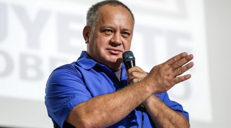 El constituyente Diosdado Cabello informó este martes que propondrá a la Asamblea Nacional Constituyente realizar las elecciones de la Asamblea Nacional (AN) junto con las presidenciales. "Tenemos el Poder Ejecutivo, Judicial, Electoral y moral trabajando todos los días, pero el Poder Legislativo no hace nada", aseguró. (Lea también: Juan Carlos Caldera: Estamos muy cerca de llegar a una decisión unitaria sobre presidenciales) Cabello acotó que el Poder Legislativo en el país no existe ni genera normativas en beneficio del pueblo. "La derecha prometió a su gente y los engañaron nuevamente. Hicieron creer que podían salir de Nicolás sin necesidad de una elección. El Poder Legislativo de Venezuela no existe, no generan nada, hacen sesiones sin quórum. Donde ellos son alcaldes, destruyen", explicó. En desarrollo...